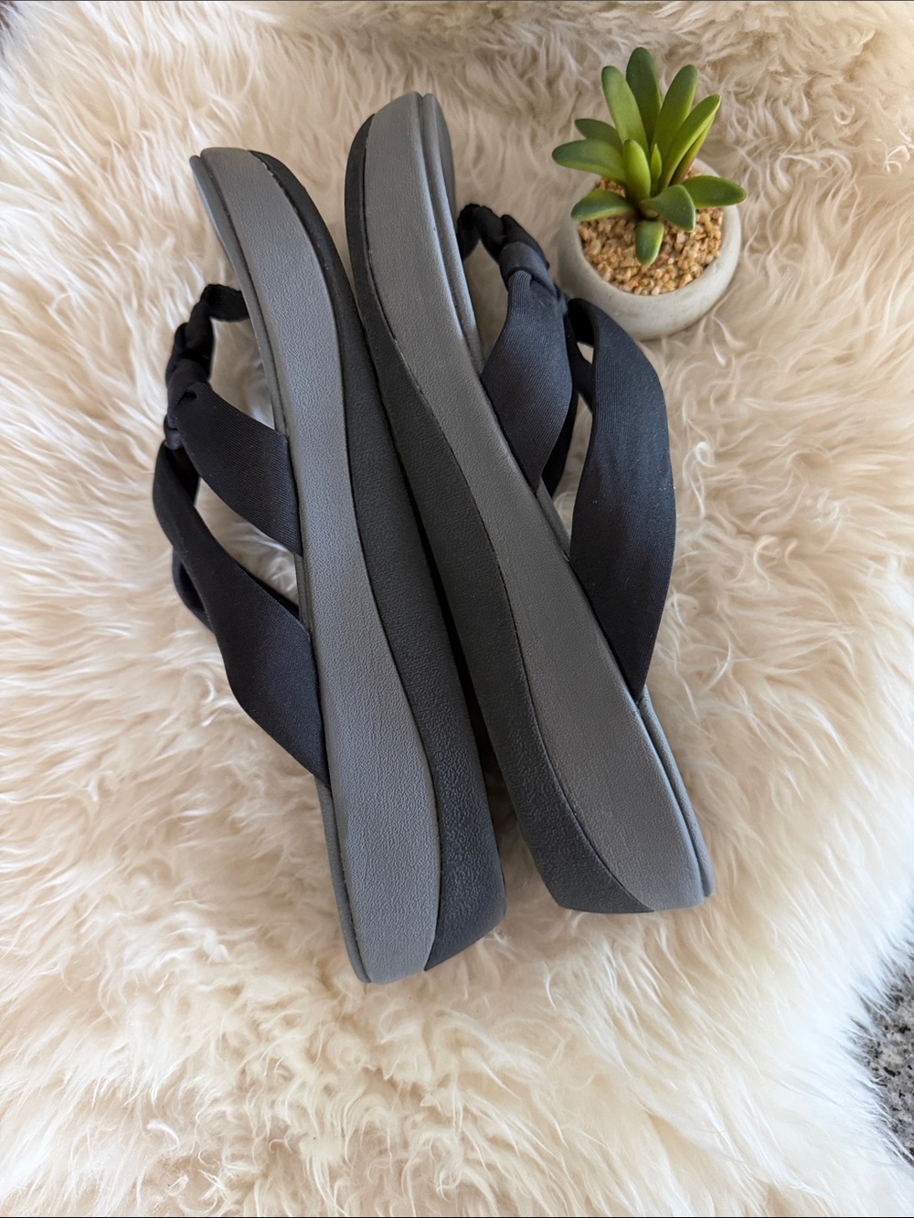 Cloudsteppers by Clarks wms 10M Sandals black Soft Cushion Concave Heelbed 2”hee - Picture 3 of 6